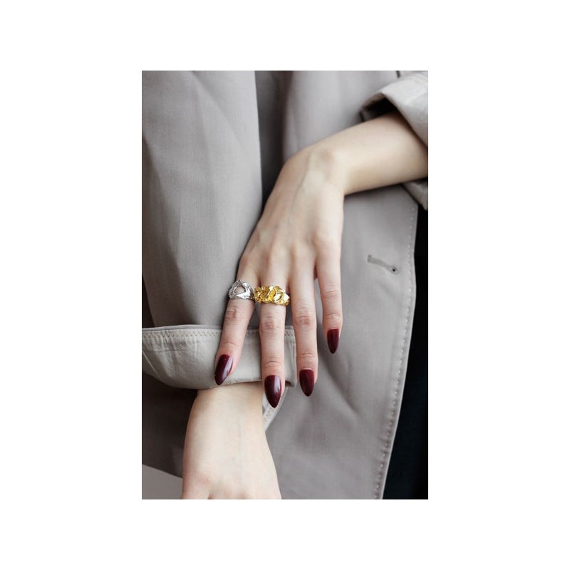 WHITE GOLD/ 18K GOLD PLEATED RING s'inspire de l'anatomie humaine