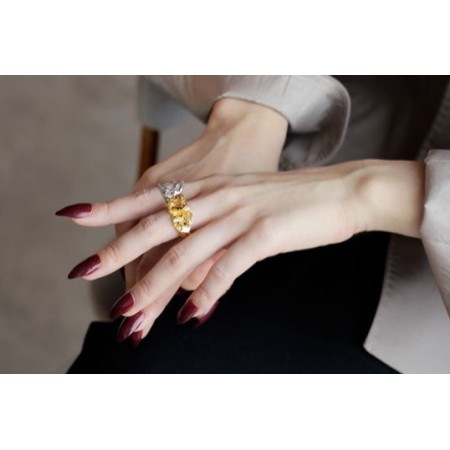 WHITE GOLD/ 18K GOLD PLEATED RING s'inspire de l'anatomie humaine