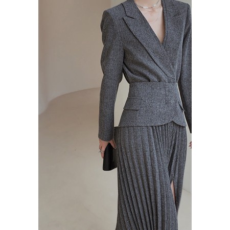 WOMEN'S SUIT THREE PIECE SET  WOMEN'S SUIT + PLEATED SKIRT + BELT chez Cornerstreet bien 