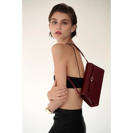 PATENT DARK CHERRY SHOULDER BAG de pas cher