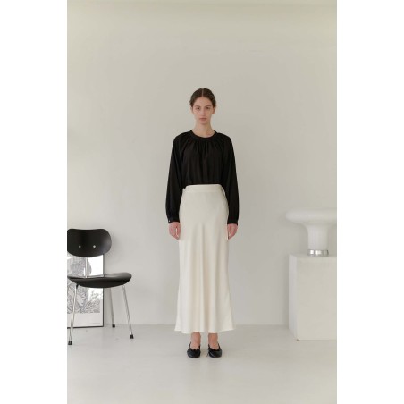 SATIN LONG SKIRT_CREAM Véritable concentré