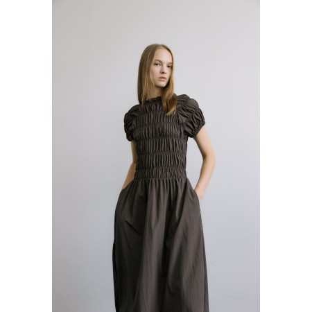 HIGH NECK TUCKING DRESS_BROWN Comparez et commandez 