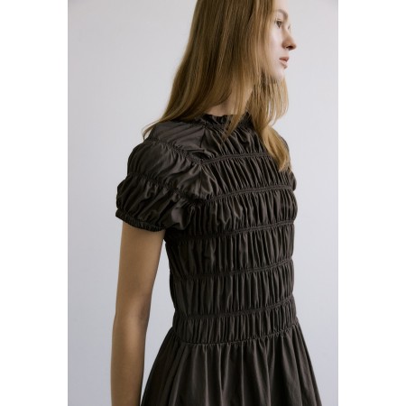 HIGH NECK TUCKING DRESS_BROWN Comparez et commandez 