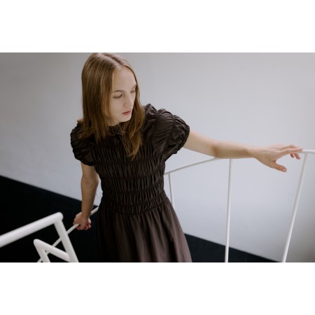 HIGH NECK TUCKING DRESS_BROWN Comparez et commandez 