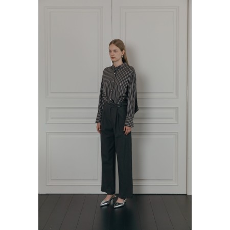 DOUBLE TUCK WIDE BELT SLACKS_CHARCOAL Venez découvrir notre 