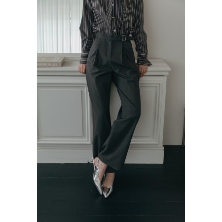 DOUBLE TUCK WIDE BELT SLACKS_CHARCOAL Venez découvrir notre 