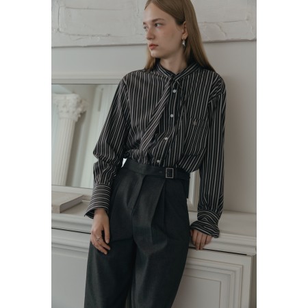 DOUBLE TUCK WIDE BELT SLACKS_CHARCOAL Venez découvrir notre 