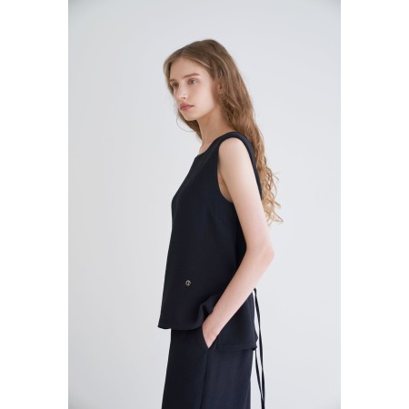 PLEATS SLEEVELESS TOP_BLACK sur le site 