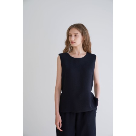 PLEATS SLEEVELESS TOP_BLACK sur le site 