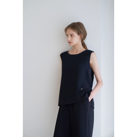 PLEATS SLEEVELESS TOP_BLACK sur le site 