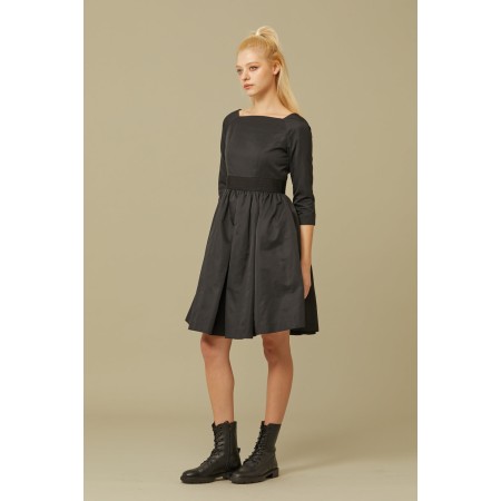 SQUARE NECK MINI DRESS_BLACK sur le site 