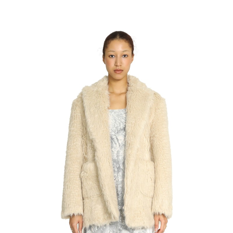 CRINKLY FUR JACKET_BEIGE s'inspire de l'anatomie humaine