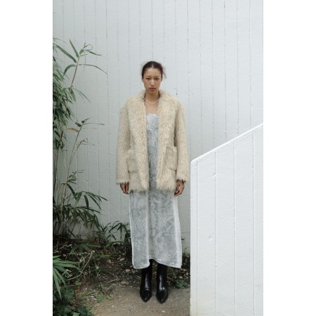 CRINKLY FUR JACKET_BEIGE s'inspire de l'anatomie humaine