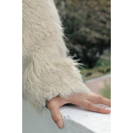 CRINKLY FUR JACKET_BEIGE s'inspire de l'anatomie humaine