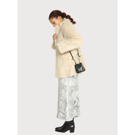 CRINKLY FUR JACKET_BEIGE s'inspire de l'anatomie humaine